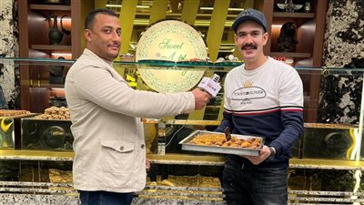 اسمها على كل لسان.. زحام شديد على حلويات الـ «المتدلعة» بطنطا قبل شهر رمضان