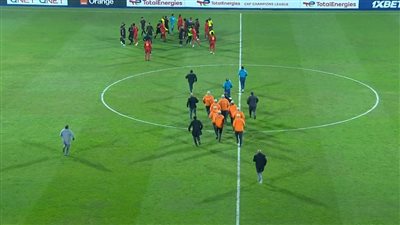 توقف مباراة الأهلي والمريخ السوداني بعد اشتباكات بين اللاعبين | صور