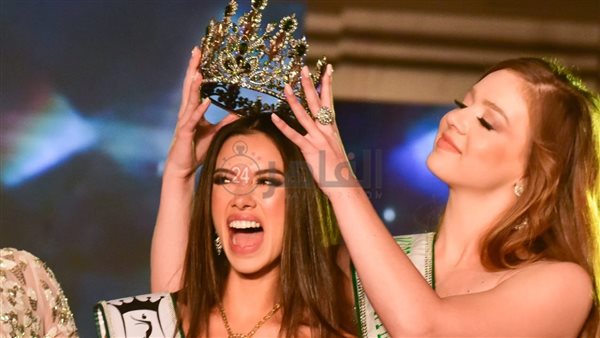 لحظة تتويج الفلبينية