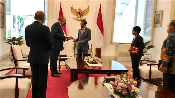 شكري يسلم الرئيس