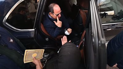 سيدة لـ الرئيس: معايا 6 عيال يتامى بربيهم وعايزة شقة.. والسيسي: من عينيا