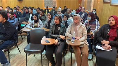 طلاب من أجل مصر بجامعة سوهاج تنظم ندوة حول فرص السفر لتعلم الطب في أمريكا