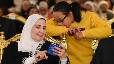 وزيرة التضامن تخصص 75 ألف جنيه و150 كرتونة للسيدات العاملات في أحد النوادي