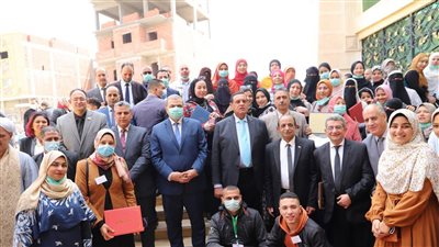 وزير القوى العاملة ومحافظ البحيرة يسلمان 5569 وثيقة تأمين تكافلي للعمالة غير المنتظمة