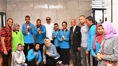 محافظ أسوان يلتقى بأبطال نادي ذوي الاحتياجات الخاصة الفائزين بـ 30 ميدالية