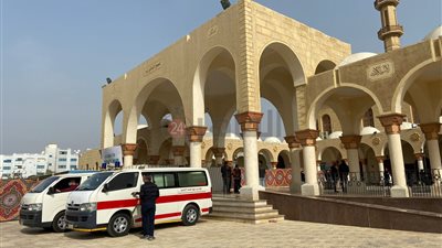 وصول صفوان ثابت ونجله سيف لتشييع جثمان زوجته بالشيخ زايد