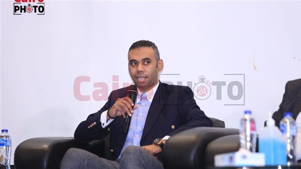 الكاتب الصحفي محمود