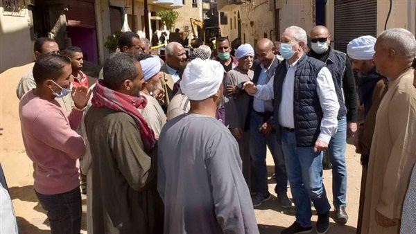 محافظ الأقصر أثناء