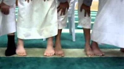 ما مقدار المباعدة بين القدمين في الصلاة؟.. الإفتاء تشرح