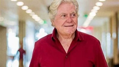 حسين فهمي يضع شروطًا لحضور الفنانات مهرجان القاهرة السينمائي: مفيش لِفّي كده ووريني الفستان