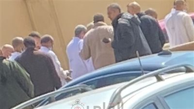 بكمامة وملابس بيضاء.. وصول رجل الأعمال محمد الأمين المتهم بالاتجار في البشر إلى محكمة الجنايات| صور 