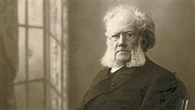 هنريك إبسن.. تتسم نظرته لـ الحياة بالعمق والشمول واشتهر بعد مسرحيته الثانية عربة المحارب