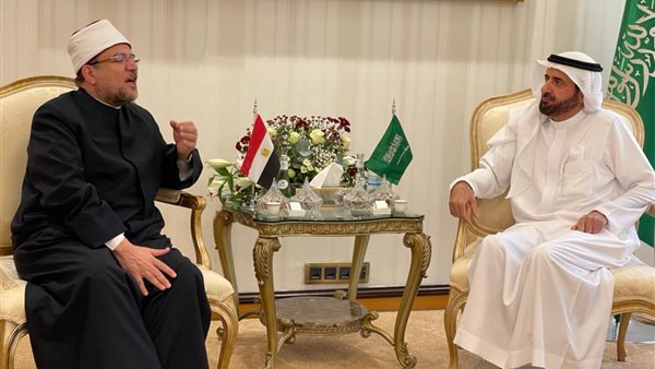 وزير الأوقاف يلتقي