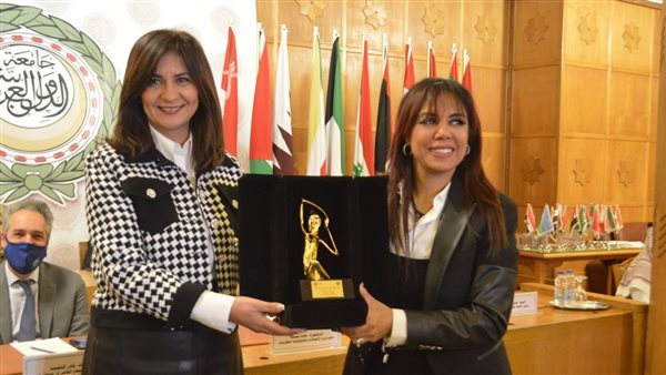 وزيرة الهجرة خلال