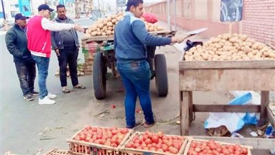 التحفظ علي فتارين سجائر وعربات مأكولات وتروسيكلات مخالفة بحي المناخ ببورسعيد