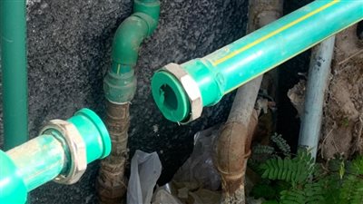 قطع المياه عن عدة مناطق بالغردقة بسبب سرقات جماعية للمحابس|صور