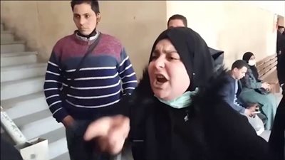 قلبي اتحرق.. انهيار شقيقة الشاب المقتول إثر خلاف على سعر علبة جبنة أثناء جلسة محاكمة المتهم | بث مباشر