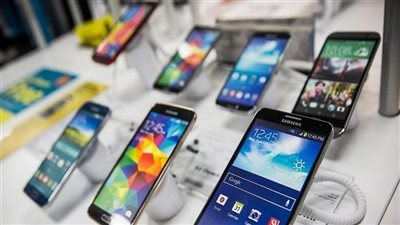 موزعو المحمول يوقفون عمليات البيع انتظارًا لزيادة الأسعار بعد ارتفاع سعر الدولار | خاص