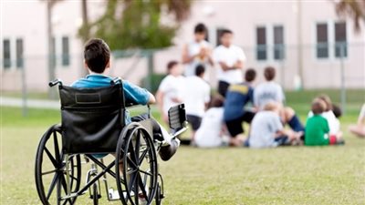 طريق آمن وعلامات تُرشد.. كيف يرى ذوو الهمم خطوات الدولة لتأمين تحركاتهم بالشوارع؟