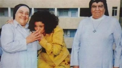 أمي الثانية وأتبارك بها.. إلهام شاهين تستعيد ذكرياتها مع الراهبة صوفي في عيد الأم