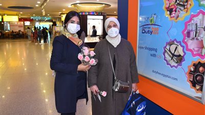 مصر للطيران توزع الورود على السيدات احتفالًا بعيد الأم