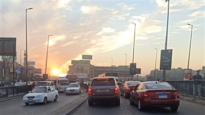 يسيطر عليها التكدس بشوارع ومحاور الجيزة.. تعرف على الحالة المرورية اليوم