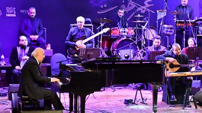 الفنان عمر خيرت يشعل مسرح المتحف القومي للحضارة المصرية | صور 