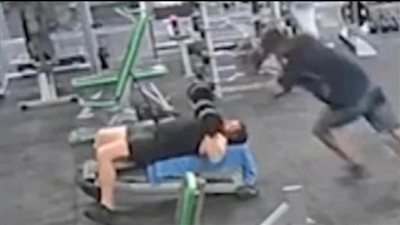 مصرع شاب استرالي بعد سقوط حديد بوزن 20 كجم على رأسه|فيديو