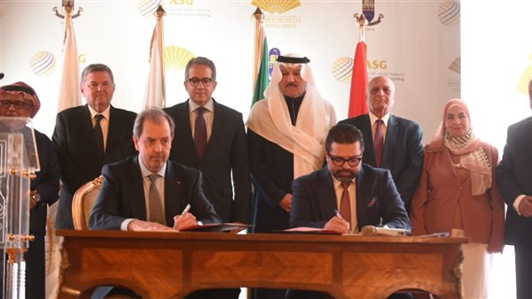 جانب من توقيع الاتفاق