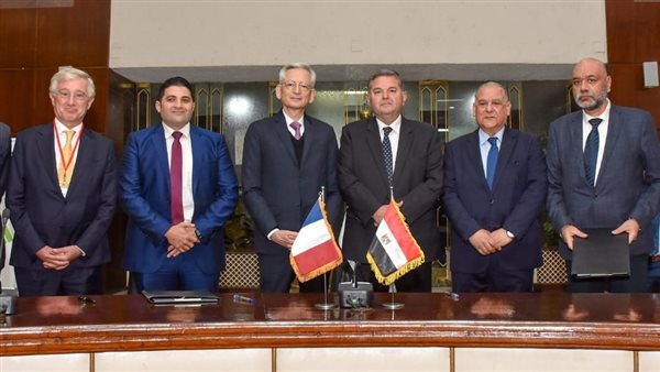 جانب من التوقيع على