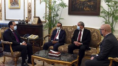 مستثمر إماراتي يعرض إقامة مشروعات بقطاع التجزئة والاستثمار في المناطق اللوجيستية