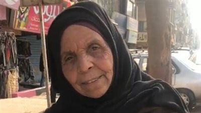 سيدة ستينية تكافح في شوارع الجيزة للإنفاق على نجلها المريض: بجمع الكراتين وأبيعها عشان علاجه | بث مباشر 