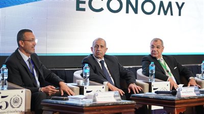 إنشاء سياسة بحرية واضحة وتشجيع صناعة النقل البحري.. 9 توصيات لـ مارلوج 11 بالإسكندرية