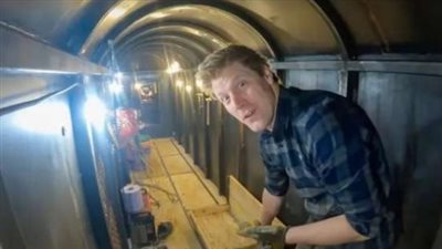 للهروب من الأمطار.. بريطاني يحفر نفقًا من منزله لمكان عمله خلال عامين | بث مباشر 