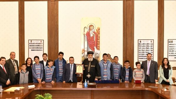 البابا تواضروس وطلاب