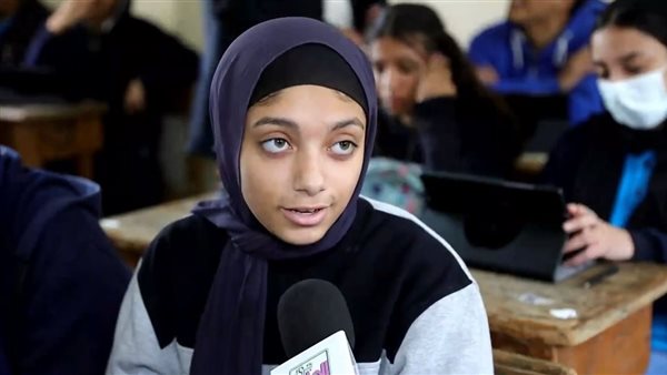 طالبة أثناء اداء