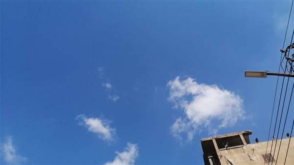 طقس مشمس وسماء صافية