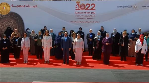 السيسي مع الأمهات