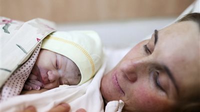 تفسير حلم ولادة ولد جميل للمتزوجة.. دلالة على ضيق العيشة