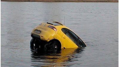 مصرع شخص وإصابة زوجته وأولاده في انقلاب سيارة بمصرف بالدقهلية 