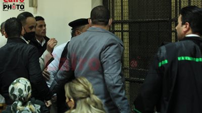 انهيار ابنة رجل الأعمال محمد الأمين في مرافعة دفاع والدها أمام الجنايات