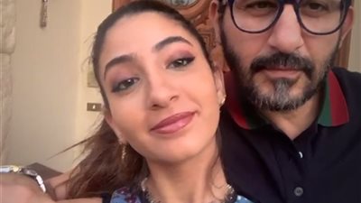 لي لي أحمد حلمي تشارك فيديو مع والدها لتوضيح الشبه بينهما