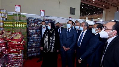 مدبولي يطمئن الموطنين: الأسعار في معارض أهلا رمضان مخفضة