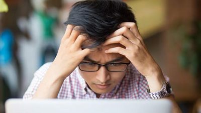 قضاء الطلاب 3 ساعات على الإنترنت يزيد من التفكير في الانتحار|دراسة