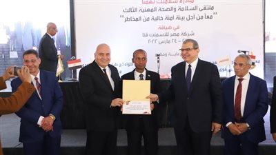 سعفان ومحافظ قنا يسلمان 20 عقد عمل لذوي الهمم.. و55 كرتونة مواد غذائية للعمالة غير المنتظمة