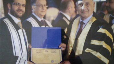 العِلم صاحبي وتنافست مع شقيق الرئيس السادات.. قصة باحث يحصل على الدكتوراه بعمر الـ 82