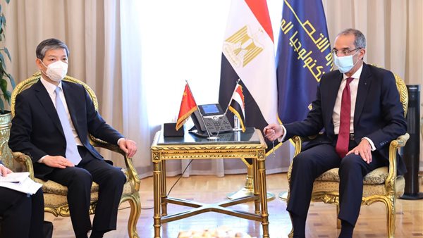 وزير الاتصالات وسفير