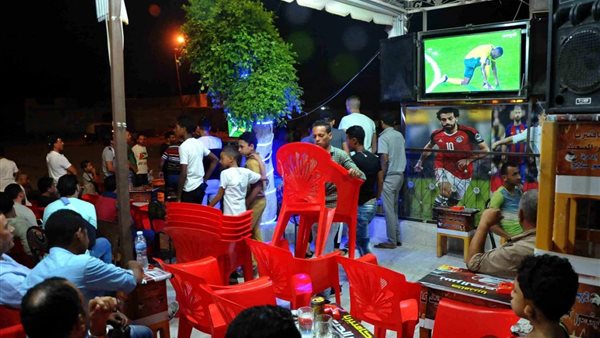 مقاهي أثناء متابعة