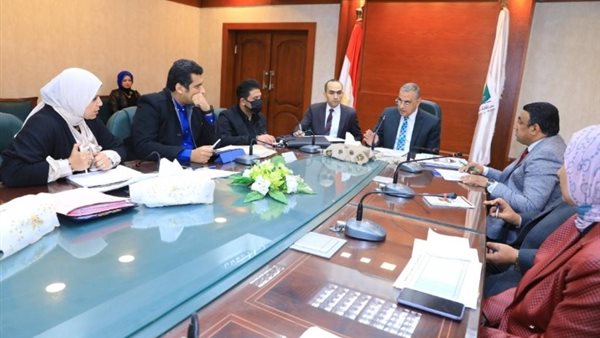 خلال اجتماع محافظ