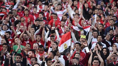 شمال يمين إحنا المصريين.. جماهير المنتخب تشعل مدرجات ستاد القاهرة الدولي | بث مباشر